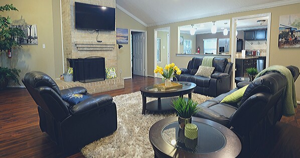 Exclusive House, 4 Bedrooms | Living area | Flat-screen TV - 4Bdrm 2Bath 5Beds - NRG Rodeo - Big Home (Missouri City)