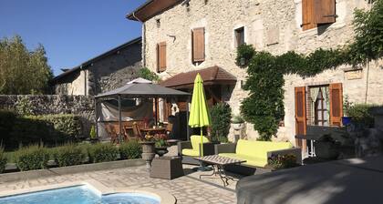 Quiet, cozy Ravel room with TV and air conditioning