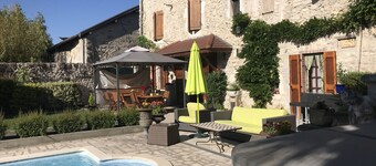 Quiet, cozy Ravel room with TV and air conditioning