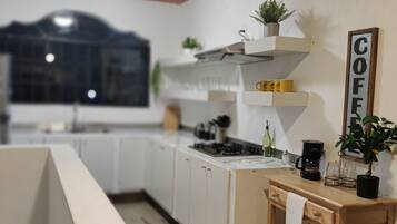 Frigorifero, microonde, piano cottura, lavastoviglie