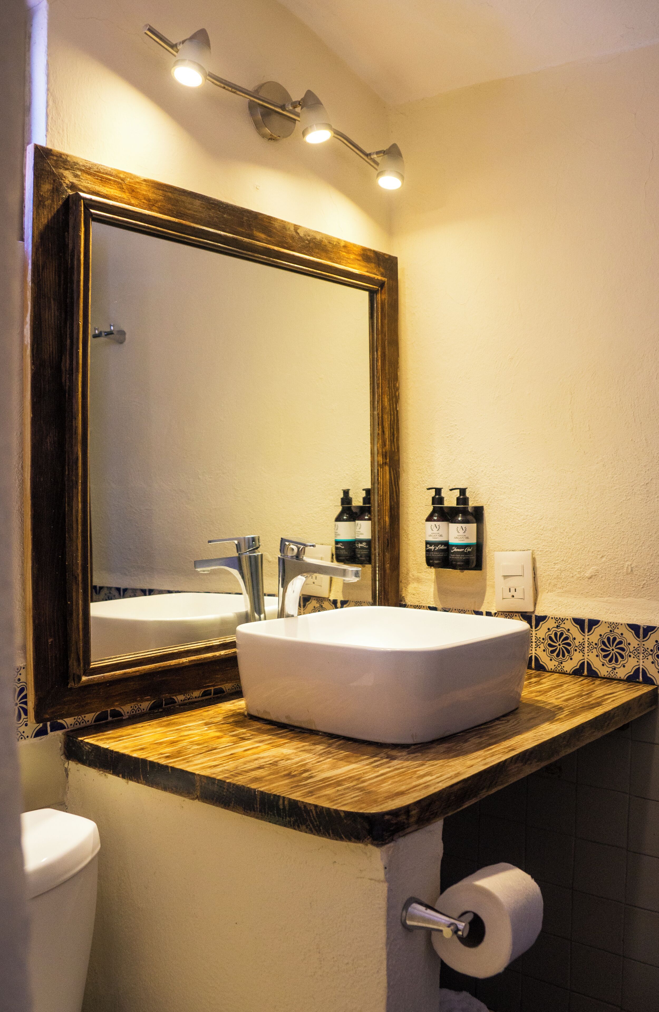 Deluxe Room | Bathroom | Shower, rainfall showerhead, hair dryer, towels