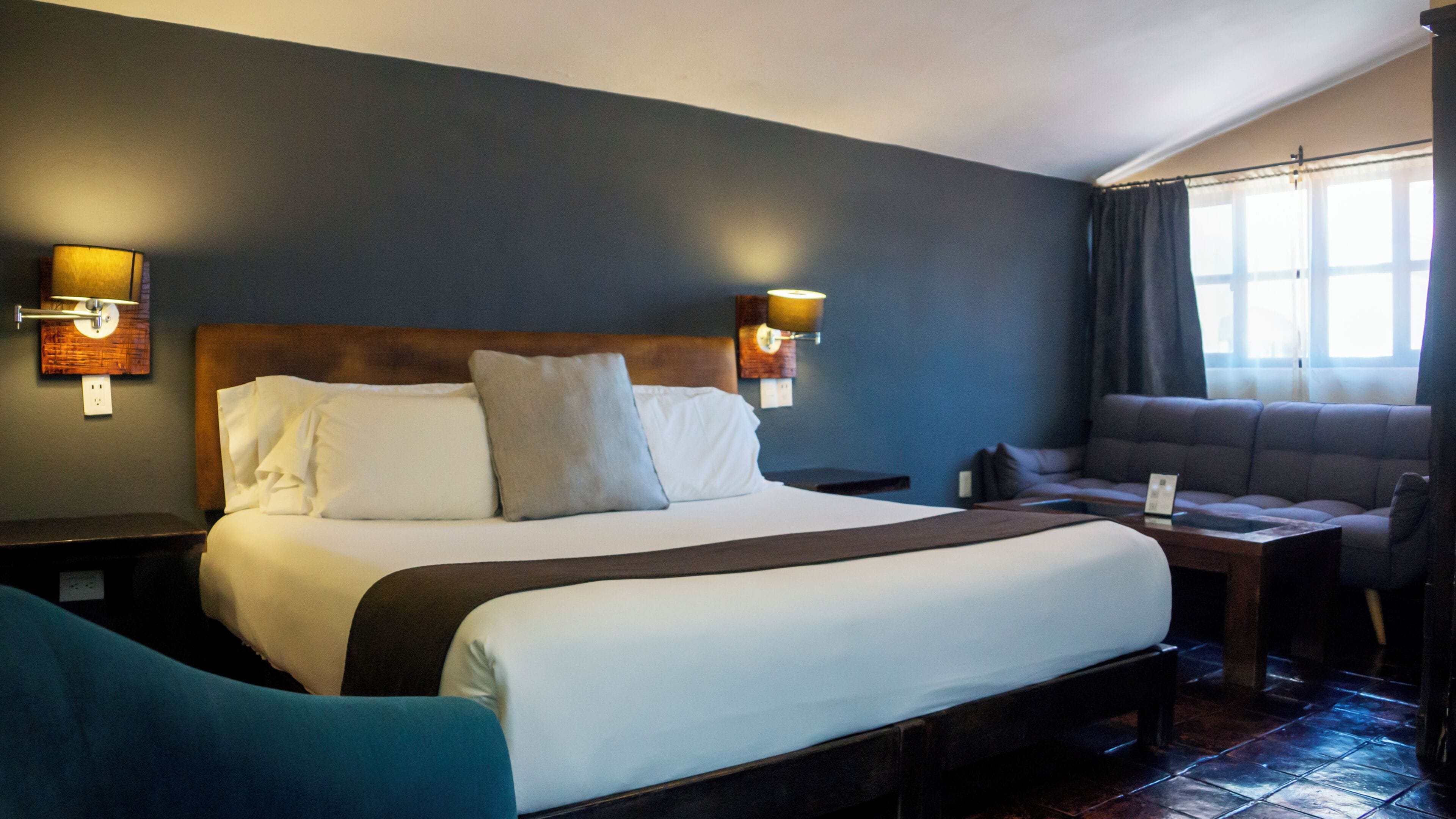 Deluxe-huone | Ylelliset vuodevaatteet, untuvapeitot