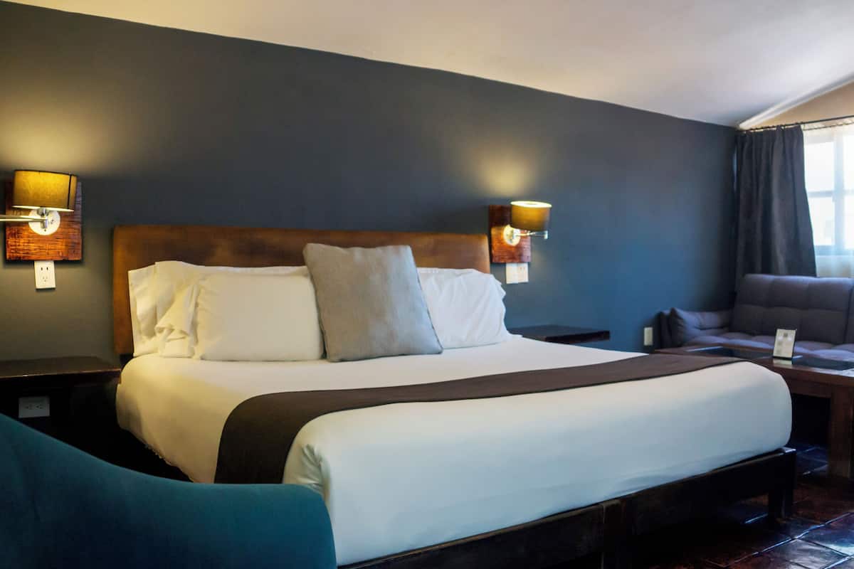 Deluxe-huone | Ylelliset vuodevaatteet, untuvapeitot