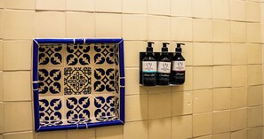Deluxe Room | Bathroom | Shower, rainfall showerhead, hair dryer, towels - Hotel Mesones 49 (San Miguel de Allende)