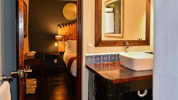 Habitación Deluxe | Ropa de cama de alta calidad, edredón y camas Select Comfort