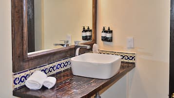 Regadera, regadera tipo lluvia, secadora de cabello, toallas