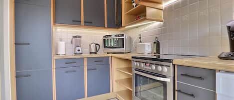 Réfrigérateur, four à micro-ondes, un four, surface de cuisson