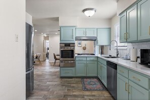 Refrigerador, microondas, horno, placa de cocina