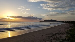 Una playa cerca, arena blanca, toallas de playa