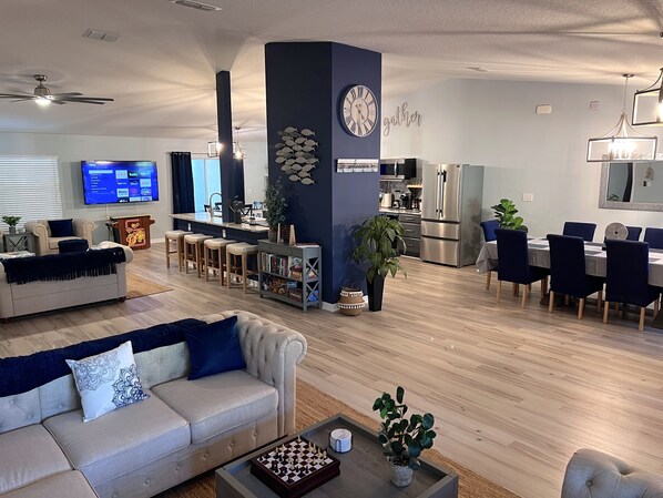Un salon moderne avec un canapé, une table basse et un téléviseur diffusant un service de streaming.