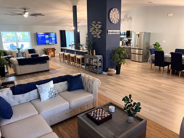 Een smart-tv, een open haard, videogames en boeken