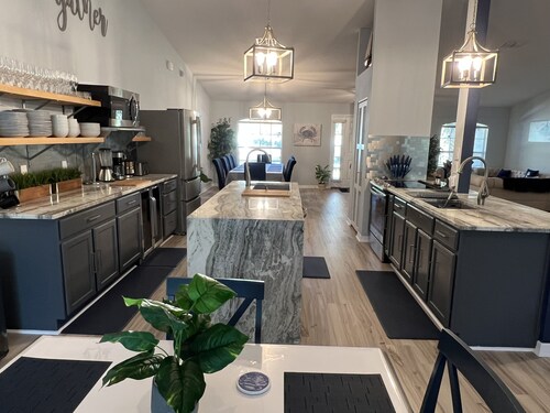 LARGE MODERN 4 BEDROOM HOME. VERY PRIVATE w HOT TUB & 3 acres! 