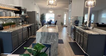 LARGE MODERN 4 BEDROOM HOME. VERY PRIVATE w HOT TUB & 3 acres!