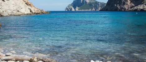 Chaises longues, serviettes de plage