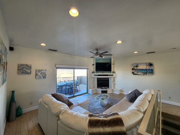 Smart TV, fireplace