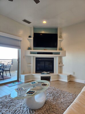 Smart TV, fireplace