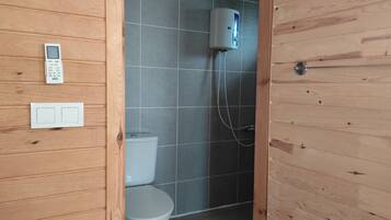 Classic Room | Bathroom | Shower, hair dryer, slippers, towels