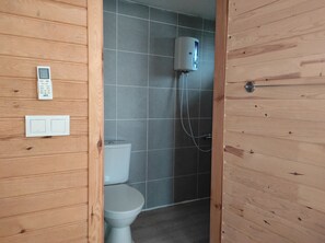 Classic Room | Bathroom | Shower, hair dryer, slippers, towels - Karabibik Bungalow (Demre)
