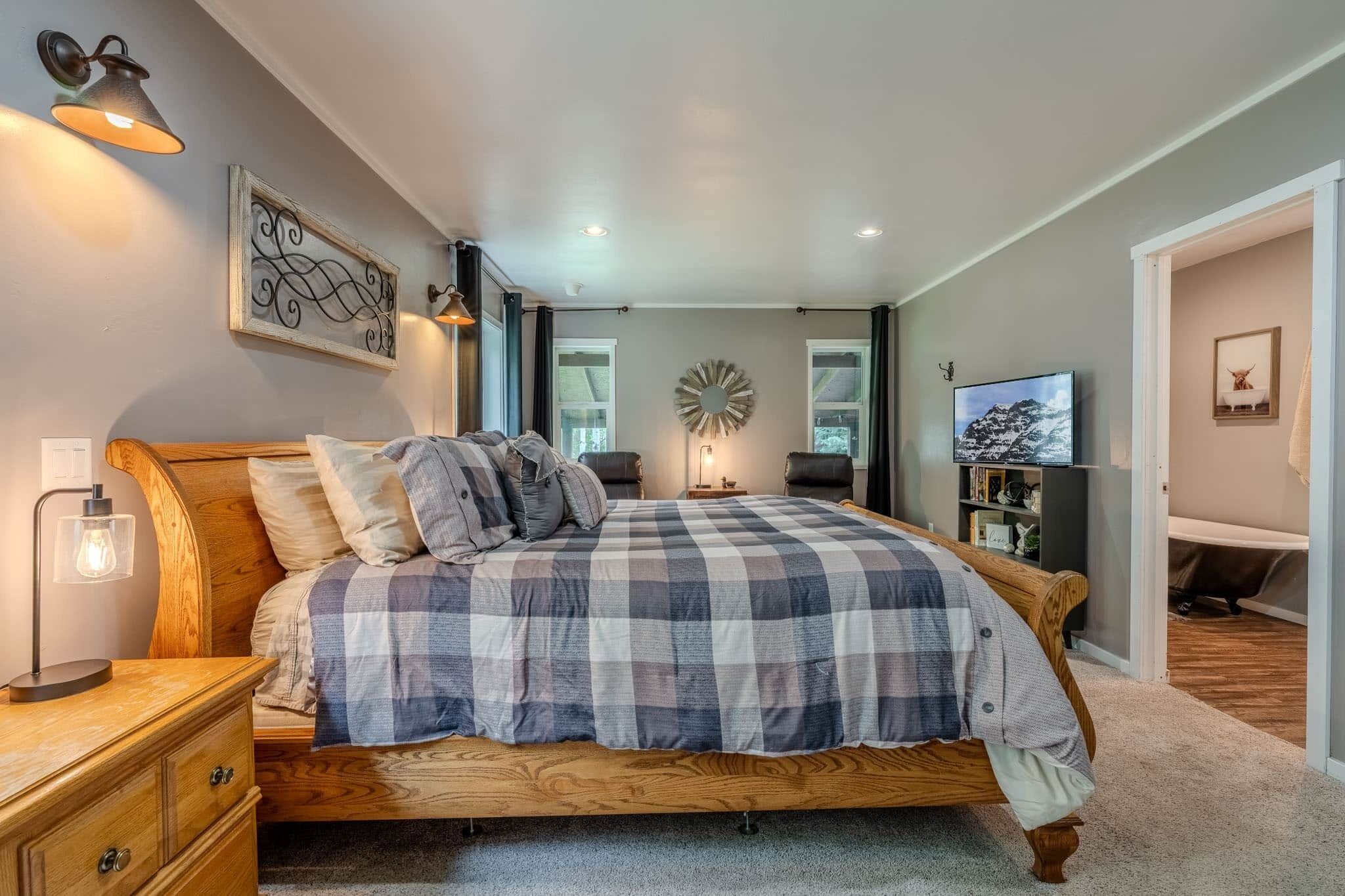 5 bedrooms, desk, iron/ironing board, travel cot