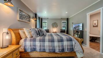 5 bedrooms, desk, iron/ironing board, travel cot