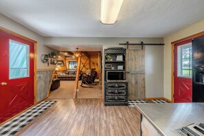 TV connectée, cheminée, lecteur de DVD, livres