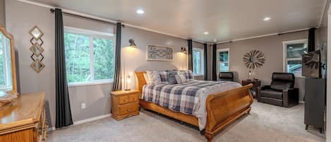 5 bedrooms, desk, iron/ironing board, travel cot