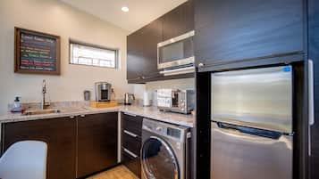 Fridge, microwave, oven, coffee/tea maker