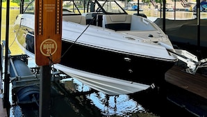 Un muelle cubierto con un barco blanco amarrado a un muelle de madera.