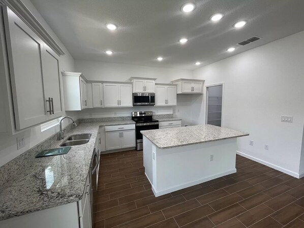 Private kitchen - 2 Bedroom all new (Haines City)