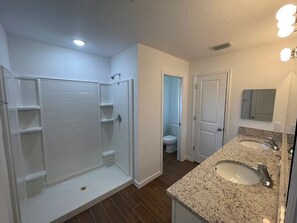 Kombinert dusj/badekar, boblebad og bidé