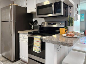 Frigorífico, microondas, horno y placa de cocina