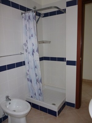 Dusche, Haartrockner, Bidet