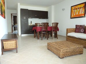 TV, books - One Bedroom Apartment in lovely beach front complex with pool (Sal)