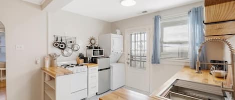 Réfrigérateur, four à micro-ondes, un four, surface de cuisson