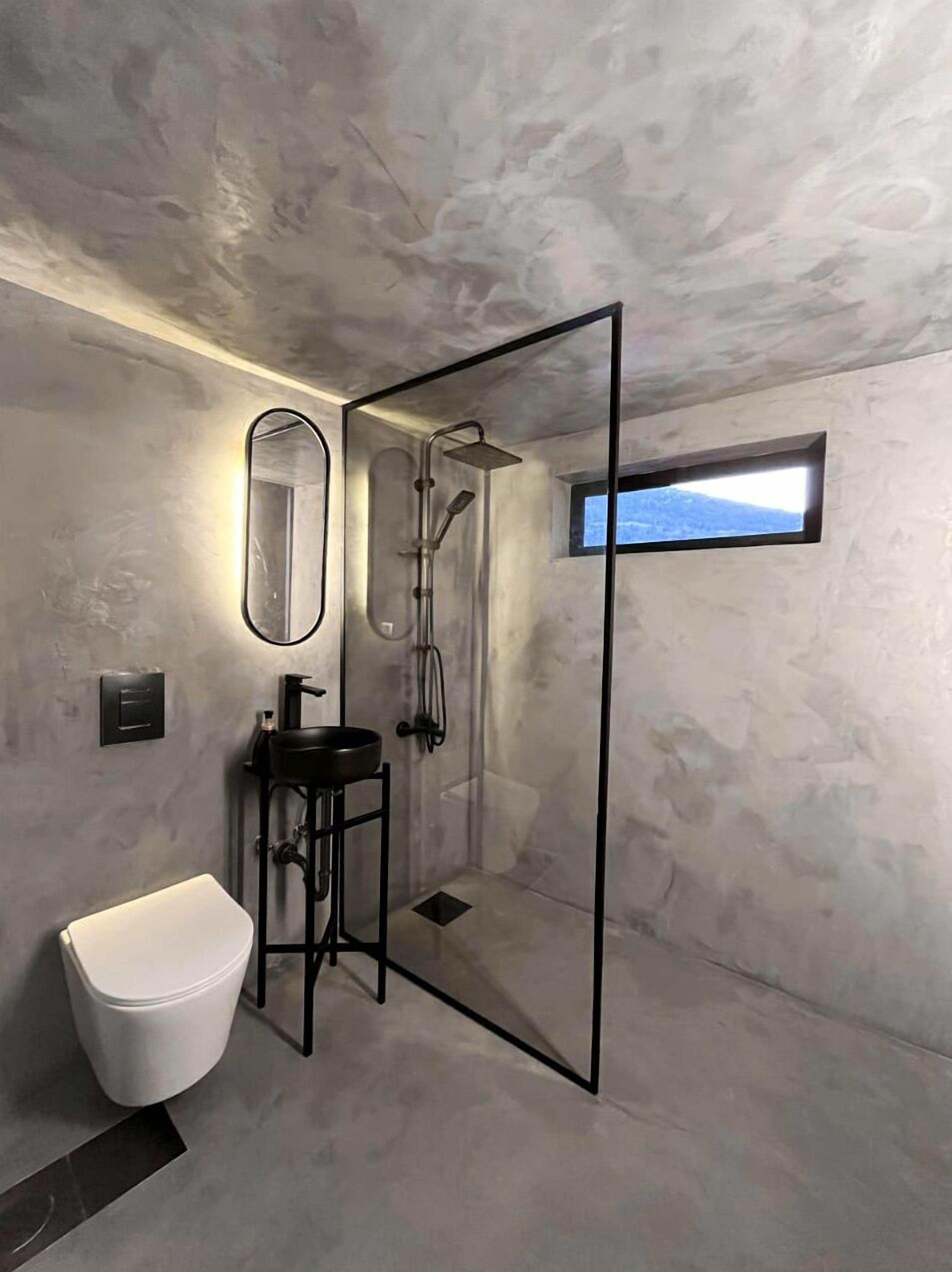 Combined shower/bathtub, jetted bath, bidet, towels