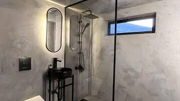 Combined shower/bathtub, jetted bath, bidet, towels