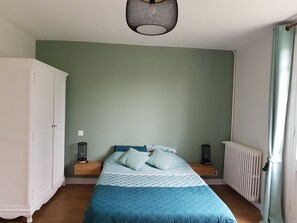 3 makuuhuonetta, silitysrauta/-lauta, ilmainen Wi-Fi, vuodevaatteet