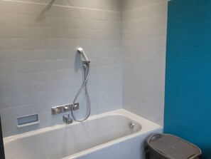 Badekar, hårføner og håndklær