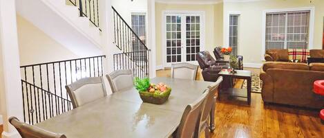 Premium Townhome, 3 Bedrooms, Terrace, City View | Living area | Flat-screen TV