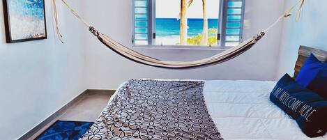 6 chambres, bureau, fer et planche à repasser, lit de bébé portatif