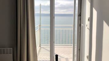 4 bedrooms, in-room safe, soundproofing, iron/ironing board