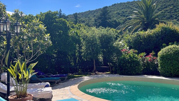 A pool area with lounge chairs and a view of a lush green hillside. - Große Villa für max. 12 Personen mit Privatpool und schönem Garten, Meerblick (La Croix Valmer)