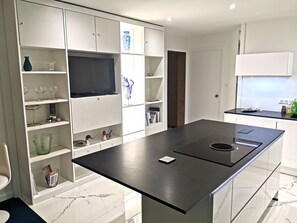 Kühlschrank, Mikrowelle, Ofen, Herdplatte