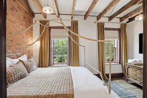 8 Schlafzimmer, Schreibtisch, Bügeleisen/Bügelbrett, Reisekinderbett