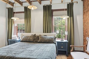 8 bedrooms, desk, iron/ironing board, travel crib