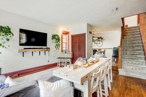 Smart TV, fireplace, video games, DVD player - Historic 7BR Retreat in DT Lancaster - LRG Groups! (Lancaster)