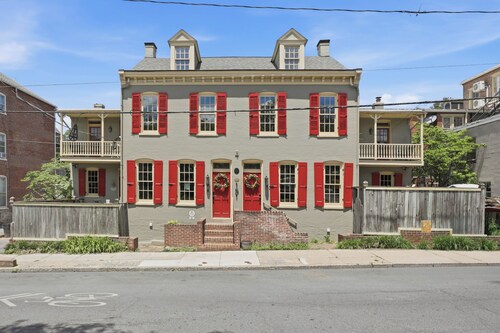 Historic 8 Bedroom Luxury Retreat - Hot Tub - Sleeps 20+ - Walk Downtown