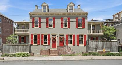 Historic 8 Bedroom Luxury Retreat - Hot Tub - Sleeps 20+ - Walk Downtown