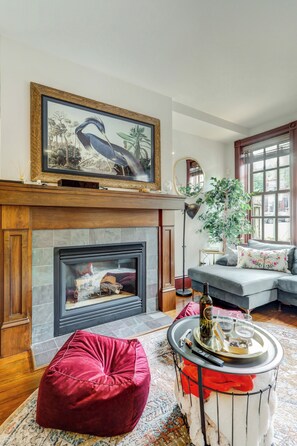 Smart TV, fireplace, video games, DVD player - Historic 7BR Retreat in DT Lancaster - LRG Groups! (Lancaster)