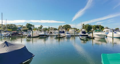 Heated Pool, Fireplace, 70" TV, Marina Front, Tiki Bar and Grill
